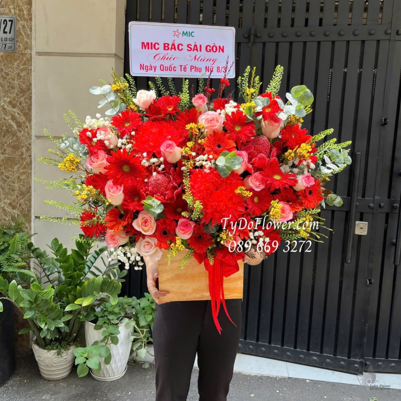G0325228 GIỎ HOA CHÚC MỪNG 8-3 Thiết kế gam màu đỏ, chủ đạo Hoa Hồng Song Hỷ, Đồng Tiền Đỏ, Cúc Mẫu Đơn Đỏ