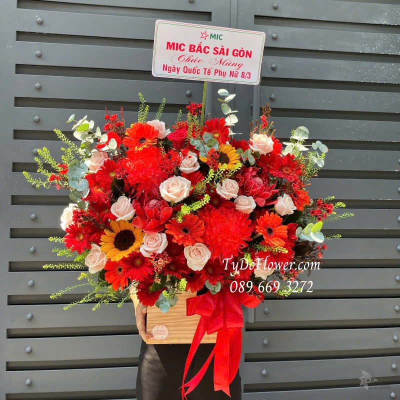 G0325230 GIỎ HOA CHÚC MỪNG 8-3 Thiết kế gam màu đỏ, chủ đạo Hoa Hồng Kem, Đồng Tiền Đỏ, Cúc Mẫu Đơn Đỏ