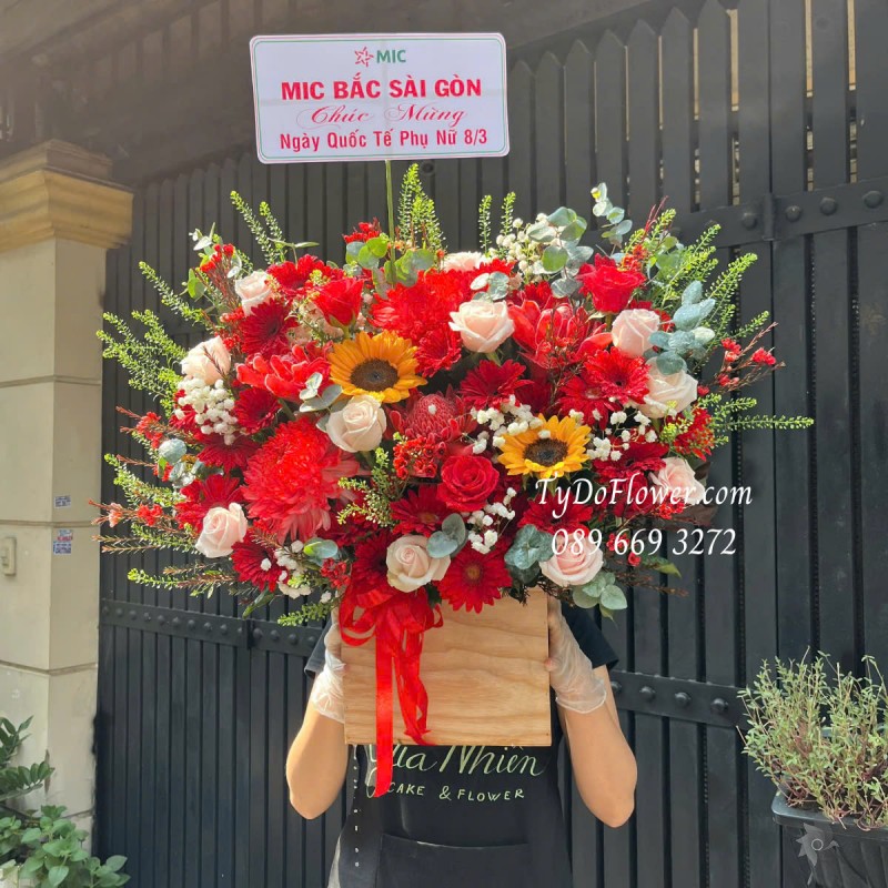 G0325231 GIỎ HOA CHÚC MỪNG 8-3 Thiết kế gam màu đỏ, chủ đạo Hoa Hồng Kem, Đồng Tiền Đỏ, Cúc Mẫu Đơn Đỏ