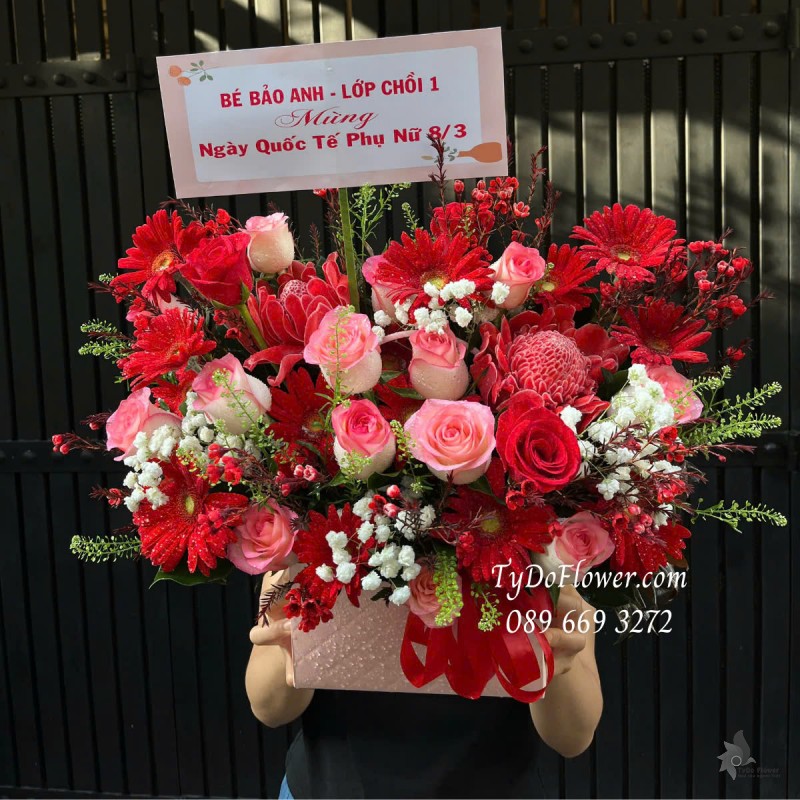 G0325233 GIỎ HOA CHÚC MỪNG 8-3 Thiết kế gam màu đỏ, chủ đạo Hoa Hồng Song Hỷ, Đồng Tiền, Thanh Liễu