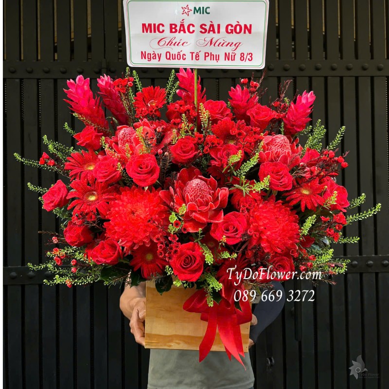 G0325234 GIỎ HOA CHÚC MỪNG 8-3 Thiết kế gam màu đỏ, chủ đạo Hoa Hồng, Đồng Tiền. Cúc Mẫu Đơn, Hạnh Phúc