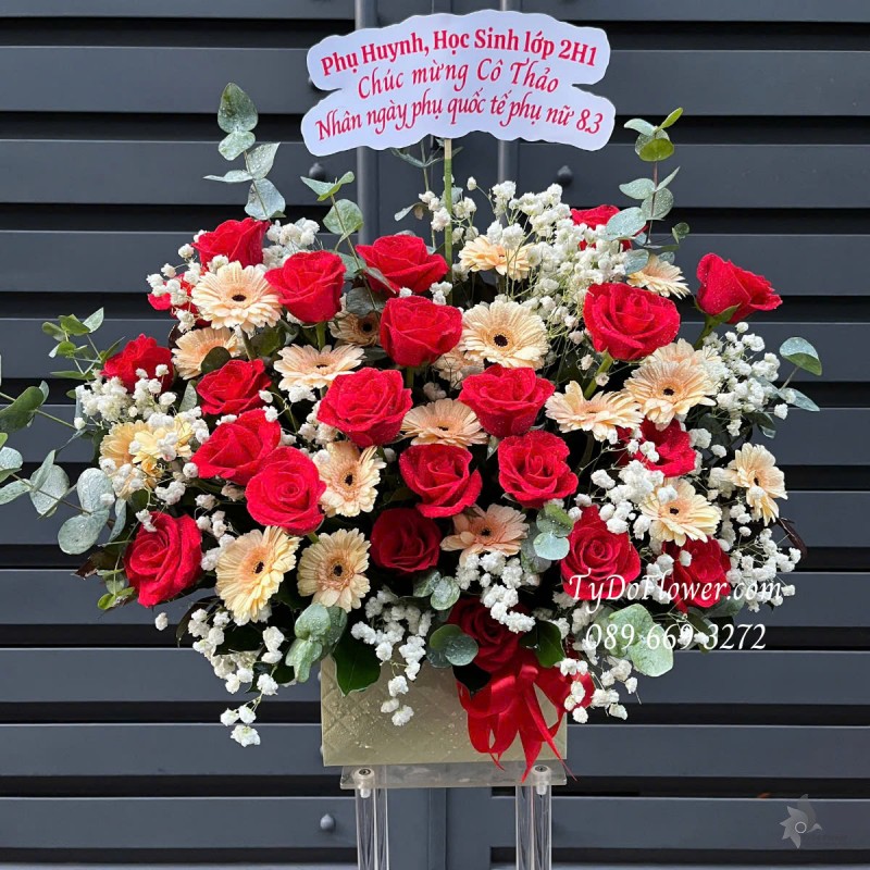 G0325235 GIỎ HOA CHÚC MỪNG 8-3 Thiết kế gam màu đỏ cam, chủ đạo Hoa Hồng Đỏ, Đồng Tiền Cam