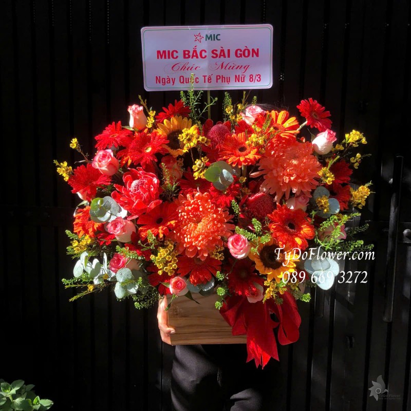 G0325236 GIỎ HOA CHÚC MỪNG 8-3 Thiết kế gam màu đỏ cam, chủ đạo Hoa Hồng Song Hỷ, Cúc Mẫu Đơn Cam, Đồng Tiền