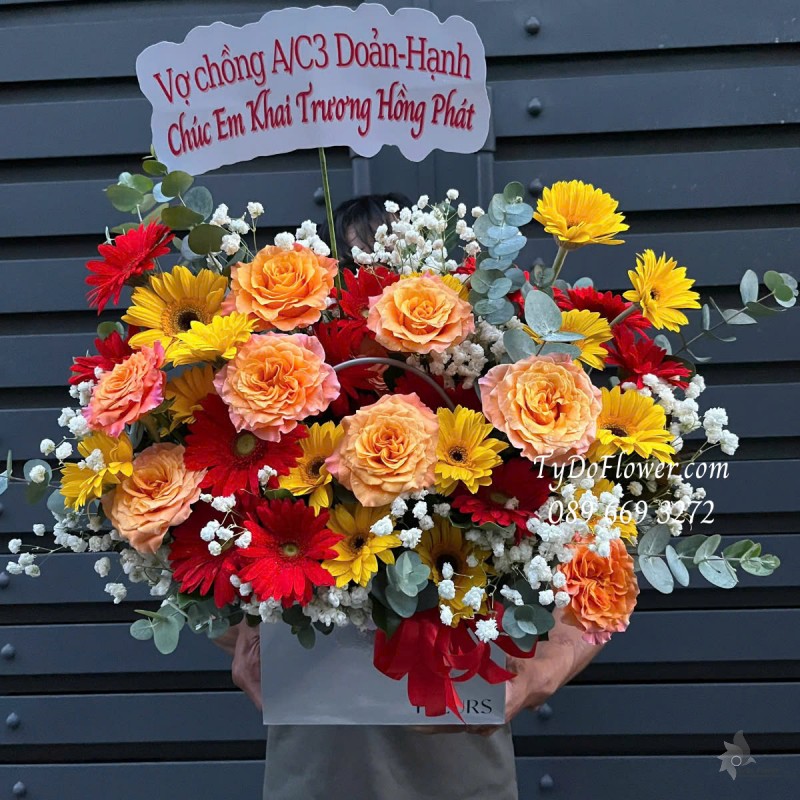 G0325237 GIỎ HOA CHÚC MỪNG KHAI TRƯƠNG Thiết kế gam màu đỏ cam, chủ đạo Hoa Hồng Cam Spirit, Đồng Tiền Đỏ, Vàng