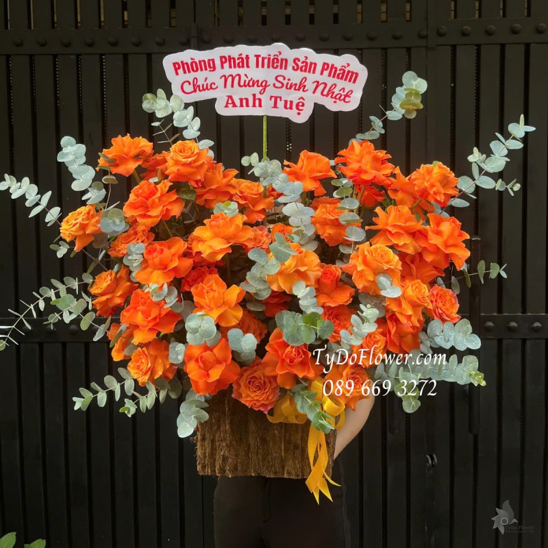 G0325243 GIỎ HOA CHÚC MỪNG SINH NHẬT Thiết kế Hoa Hồng Cam gấp cánh