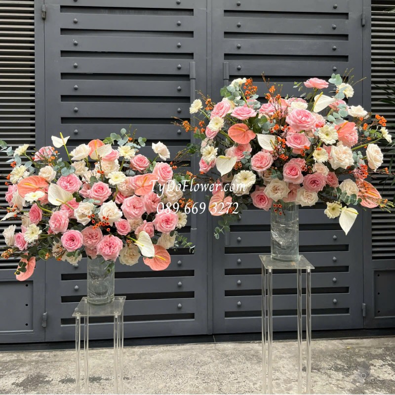 BI0325245 MỘT CẶP BÌNH HOA CHÚC MỪNG Thiết kế Hoa Hồng Pink Ohara, Hoa Hồng Trắng White Ohara, Lá Hồng Môn