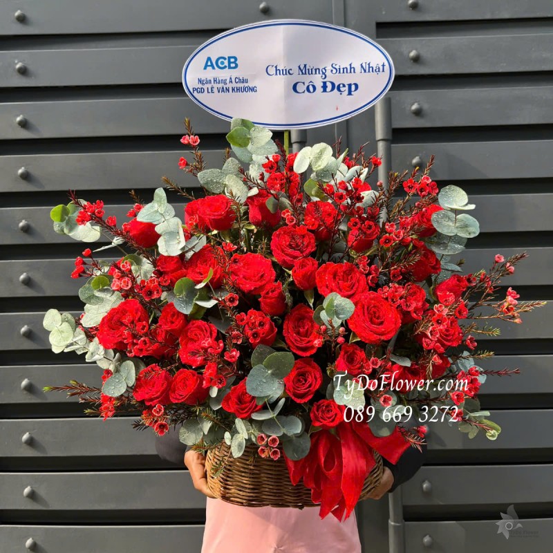 G0325248 GIỎ HOA CHÚC MỪNG SINH NHẬT Thiết kế Hoa Hồng Đỏ, Thanh Liễu Đỏ