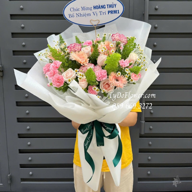 B0425286 BÓ HOA CHÚC MỪNG BỔ NHIỆM VỊ TRÍ MỚI Thiết kế gam màu Pastel, Hoa Hồng Kem, Đồng Tiền Tua. Cẩm Chướng