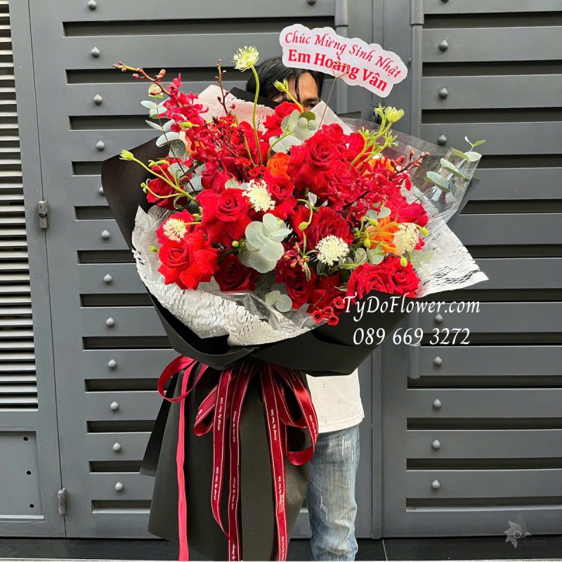 B0425290 BÓ HOA CHÚC MỪNG SINH NHẬT Thiết kế gam màu đỏ, Hoa hồng đỏ Ecuador, Thúy Châu, Mokara