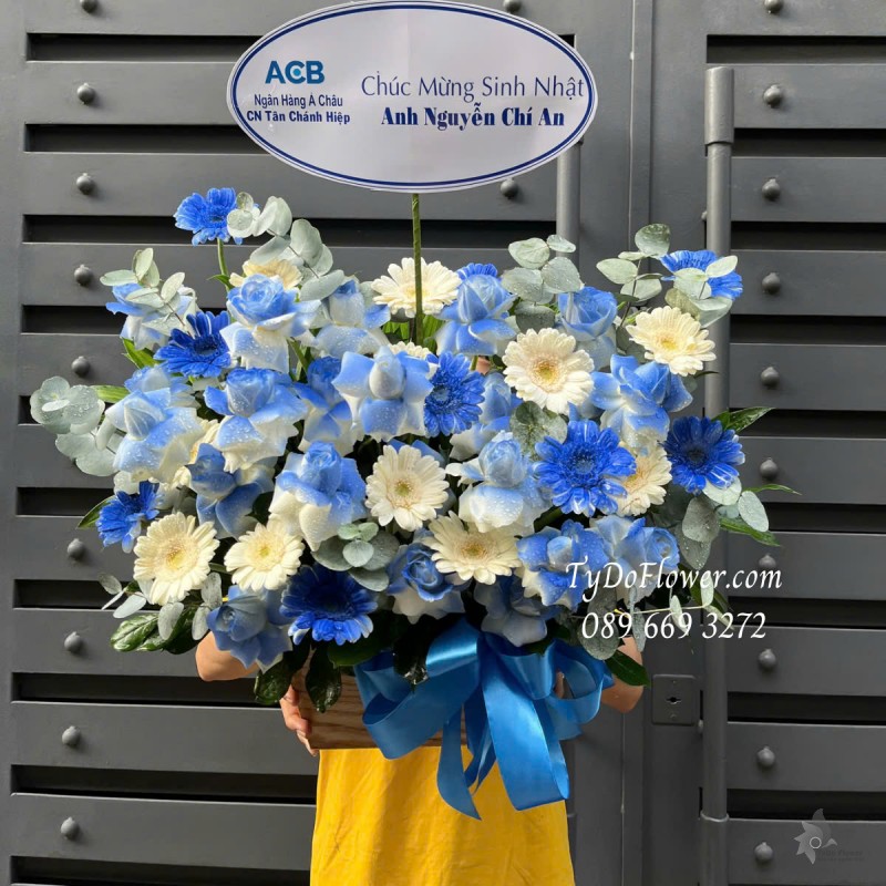 G0425291 GIỎ HOA CHÚC MỪNG SINH NHẬT Thiết kế gam màu trắng xanh dương, Hoa Hồng, Đồng Tiền Mini