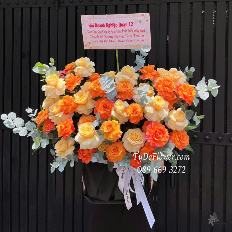 G0425296 GIỎ HOA CHÚC MỪNG ĐỐI TÁC Thiết kế gam màu vàng cam, Hoa Hồng Vàng Victor, Cam Spirit