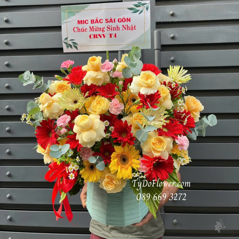 G0425297 GIỎ HOA CHÚC MỪNG SINH NHẬT Thiết kế gam màu đỏ vàng, Hoa Hồng Vàng Victor, Đồng Tiền