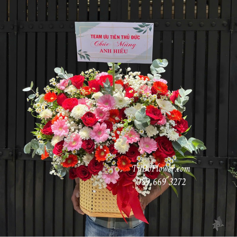 G0425300 GIỎ HOA CHÚC MỪNG Thiết kế gam màu đỏ hồng, Hoa Hồng Đỏ, Đồng Tiền Mini