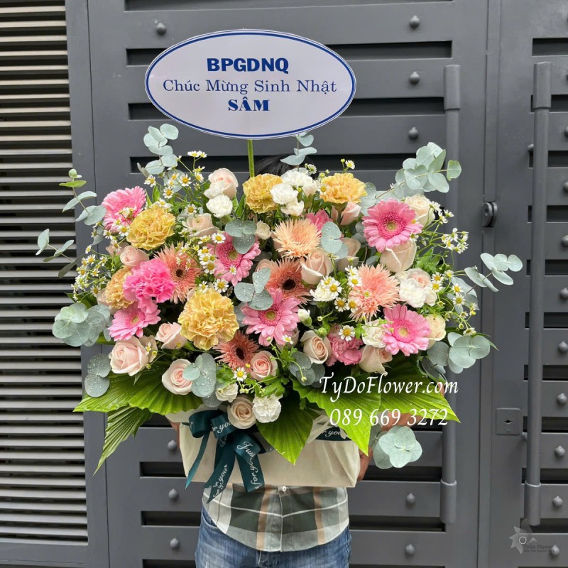 G0425302 GIỎ HOA CHÚC MỪNG SINH NHẬT Thiết kế gam màu Pastel, Hoa Hồng Kem, Phăng, Đồng Tiền