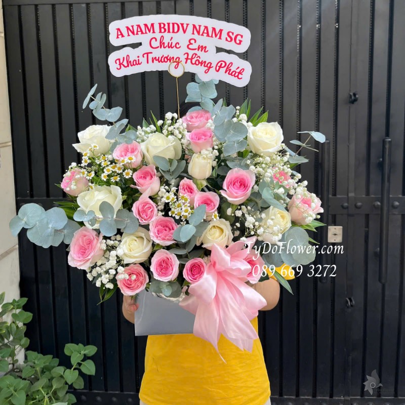 G0425303 GIỎ HOA CHÚC MỪNG KHAI TRƯƠNG HỒNG PHÁT Thiết kế gam màu trắng hồng, Hoa Hồng Lạc Thần, Hoa Hồng Trắng