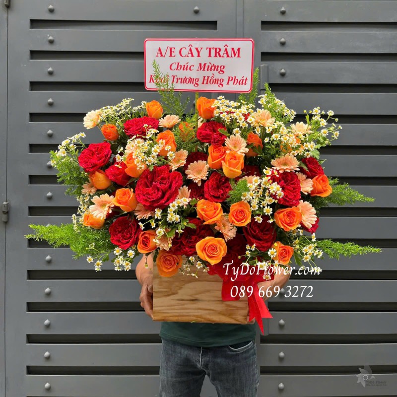 G0425305 GIỎ HOA CHÚC MỪNG KHAI TRƯƠNG HỒNG PHÁT Thiết kế gam màu trắng đỏ cam, Hoa Hồng Đỏ Red Ohara Roses, Hoa Hồng Cam Carrot