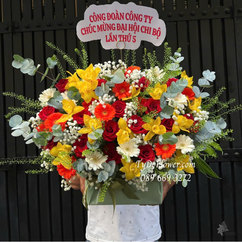 G0425306 GIỎ HOA CHÚC MỪNG ĐẠI HỘI Thiết kế gam màu đỏ vàng, Hoa Hồng, Địa Lan, Đồng Tiền