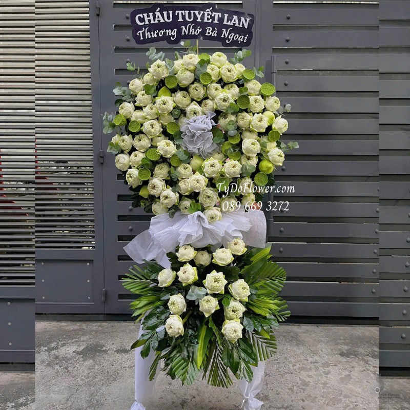 KCB0425311 KỆ HOA TANG LỄ VÒNG HOA CHIA BUỒN Thương Nhớ Bà Ngoại Thiết kế 02 tầng Hoa Sen Trắng