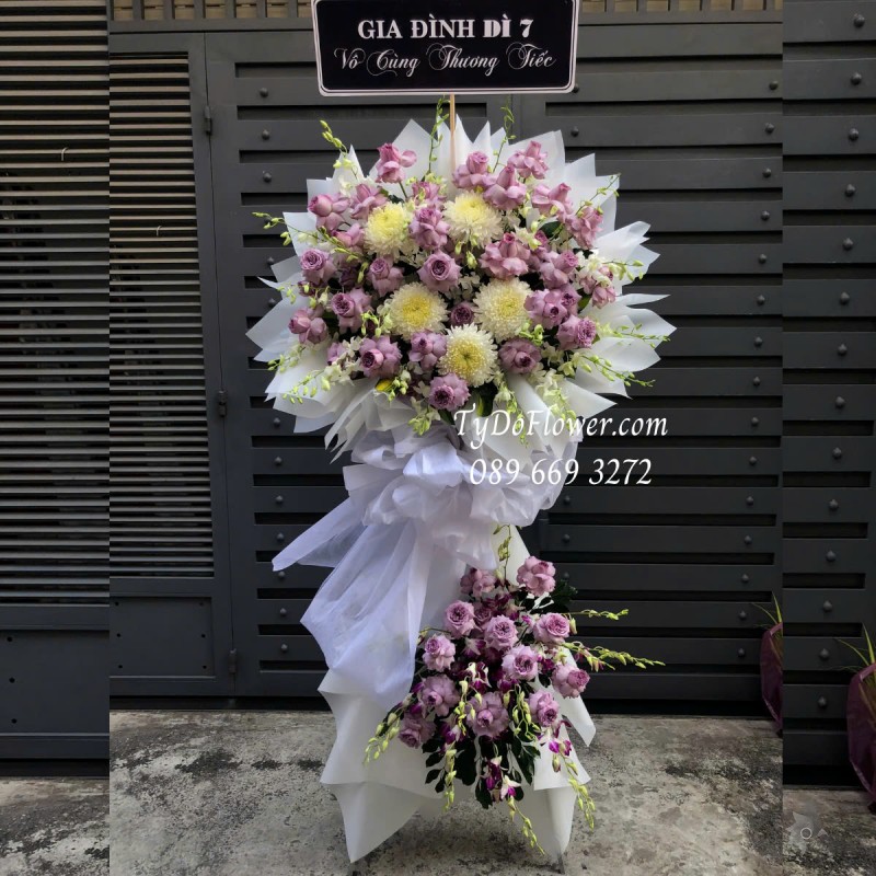 KCB0425317 KỆ HOA TANG LỄ VÒNG HOA CHIA BUỒN Vô Cùng Thương Tiếc Thiết kế 02 tầng Hoa Lan, Hoa Hồng Tím Violet Ohara Roses, Hoa Cúc