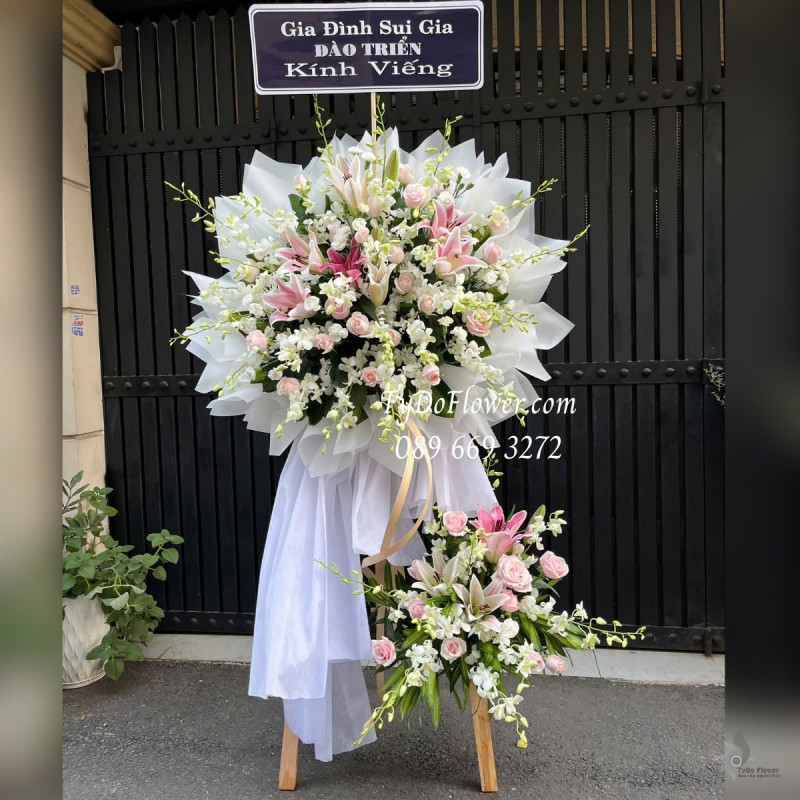 KCB0425320 KỆ HOA TANG LỄ VÒNG HOA CHIA BUỒN Kính Viếng Thiết kế 02 tầng Hoa Lan Trắng, Hoa Hồng, Hoa Ly