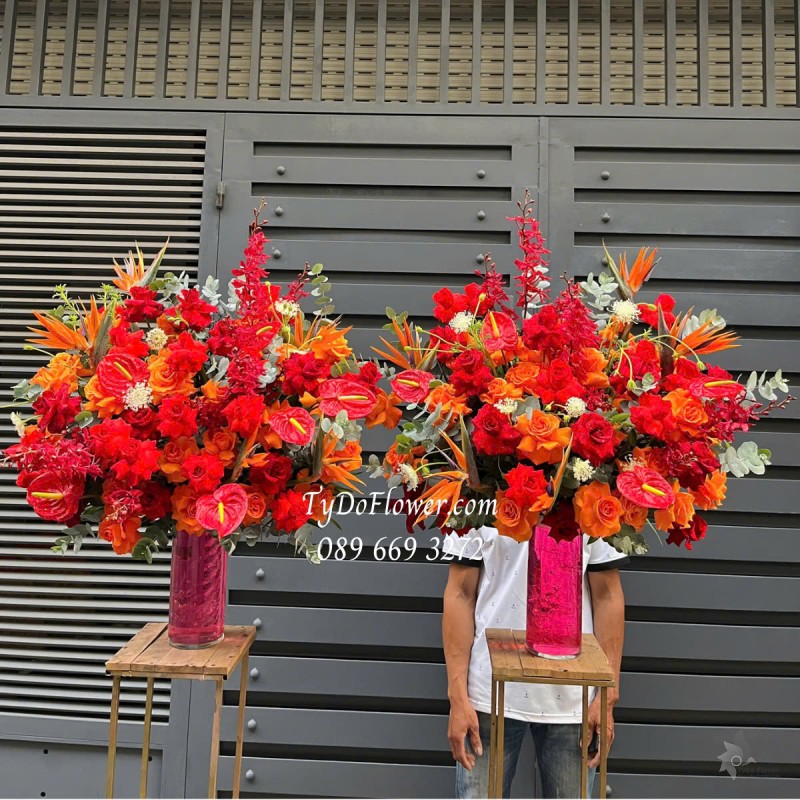 BI0325325 MỘT CẶP 02 BÌNH HOA TRANG TRÍ BÀN GIA TIÊN Thiết kế gam màu đỏ cam, Hoa Hồng Cam Party, Hoa Hồng Đỏ Ecuador, Thiên Điểu, Hồng Môn