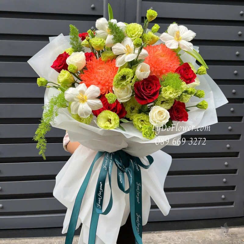B0425339 BÓ HOA CHÚC MỪNG Thiết kế Hoa Hồng Đỏ Ecuador, Hoa Tulip, Hoa Hồng Trắng, Cát Tường Xanh, Cúc Cam