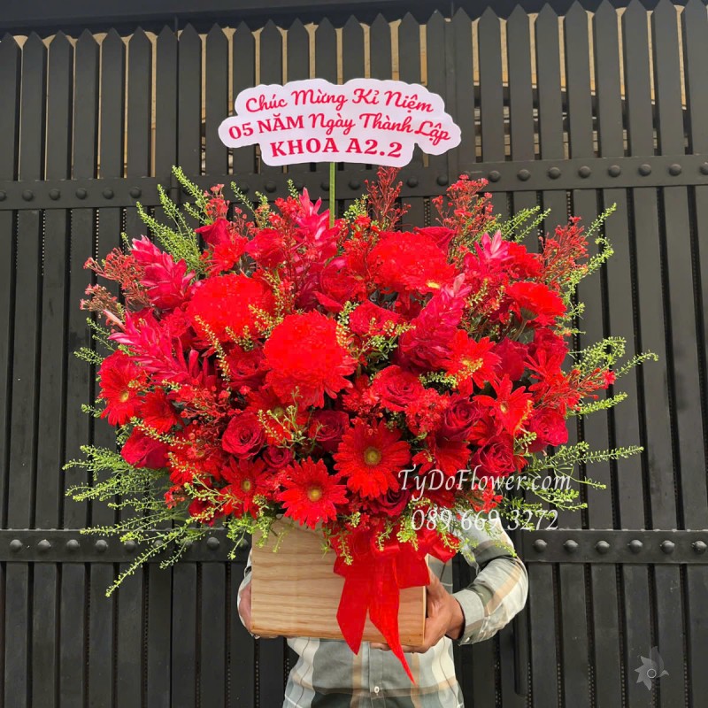 G0425342 GIỎ HOA CHÚC MỪNG NGÀY THÀNH LẬP Thiết kế gam màu đỏ, Hoa Cúc Mẫu Đơn, Đồng Tiền, Hoa Hồng, Hạnh Phúc