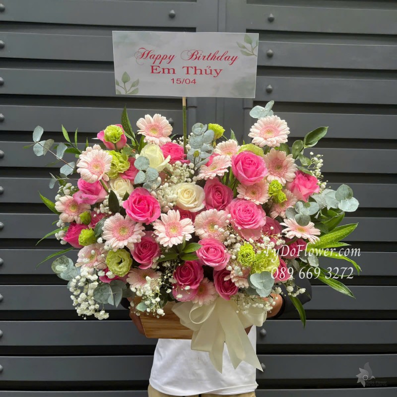 G0425343 GIỎ HOA CHÚC MỪNG SINH NHẬT Thiết kế gam màu hồng Pastel, Hoa Hồng, Đồng Tiền Mini, Cát Tường Xanh Bơ