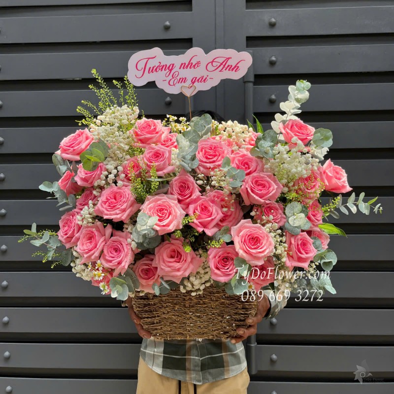 G0425344 GIỎ HOA TƯỞNG NHỚ Thiết kế Hoa Hồng Pink Ohara Roses