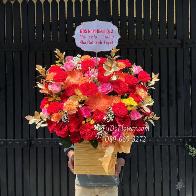 G0425345 GIỎ HOA MỪNG KHAI TRƯƠNG Thiết kế gam màu đỏ cam, Hoa Hồng Đỏ Red Ohara Roses, Cúc Cam, Cẩm Chướng, Hồng Sen