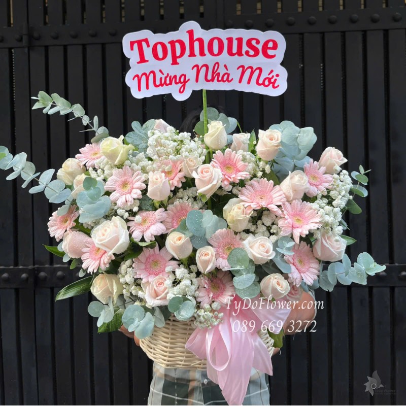 G0425346 GIỎ HOA MỪNG NHÀ MỚI Thiết kế gam màu hồng Pastel, Hoa Hồng Kem, Đồng Tiền Mini