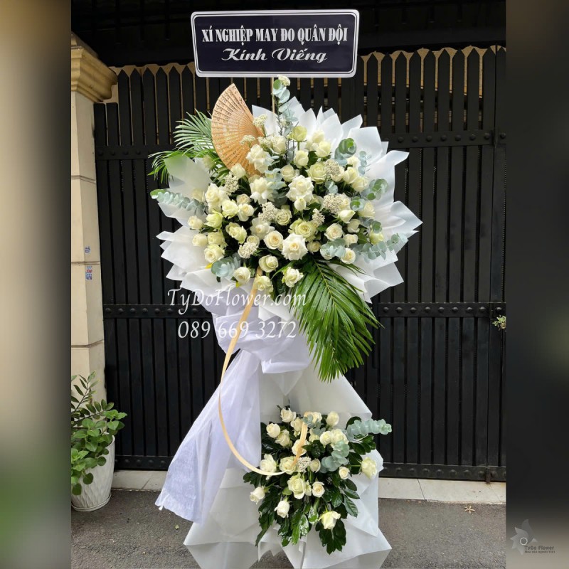 KCB0425347 KỆ HOA TANG LỄ VÒNG HOA CHIA BUỒN Kính Viếng Thiết kế 02 tầng Hoa Hồng Trắng