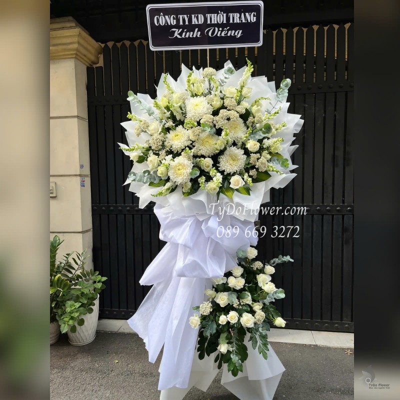 KCB0425348 KỆ HOA TANG LỄ VÒNG HOA CHIA BUỒN Kính Viếng Thiết kế 02 tầng Hoa Hồng Trắng, Hoa Cúc, Mõm Sói