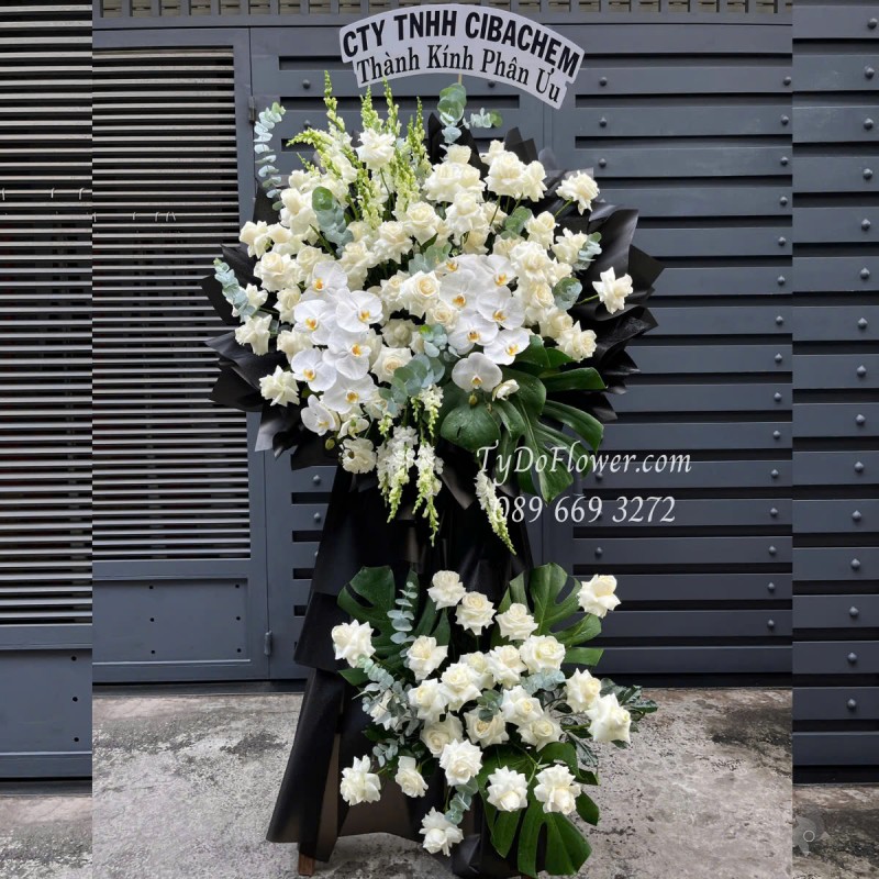 KCB0425350 KỆ HOA TANG LỄ VÒNG HOA CHIA BUỒN Kính Viếng Thiết kế 02 tầng Hoa Hồng Trắng, Mõm Sói, Lan Hồ Điệp