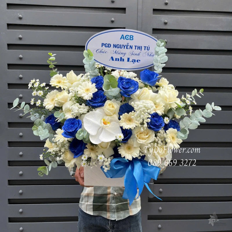 G0425352 GIỎ HOA MỪNG SINH NHẬT Thiết kế gam màu trăng xanh dương, Hoa Hồng, Đồng Tiền Mini, Lan Hồ Điệp