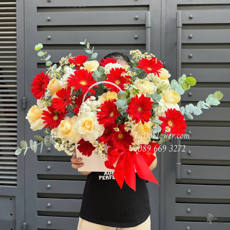 G0425353 GIỎ HOA CHÚC MỪNG Thiết kế gam màu đỏ vàng, Hoa Hồng Vàng Victor, Đồng Tiền Đỏ