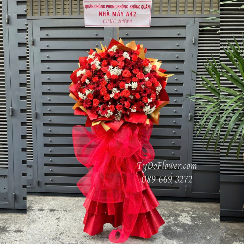 KCM0525354 KỆ HOA CHÚC MỪNG Thiết kế gam màu đỏ, Hoa Hồng, Đồng Tiền