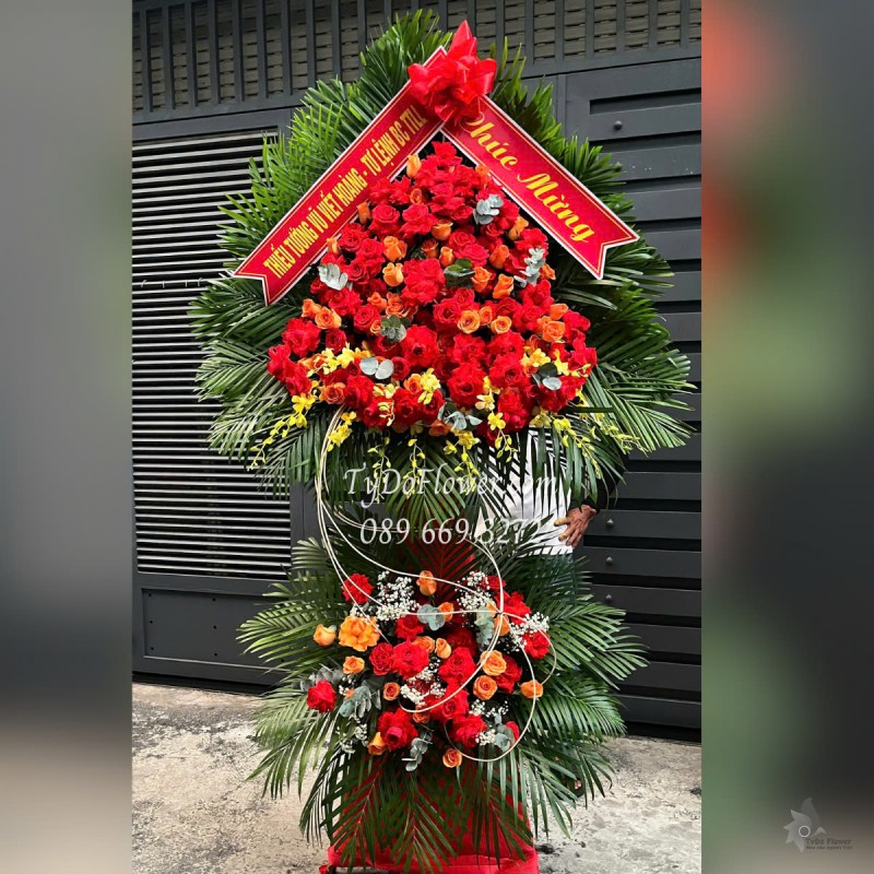 KCM0525356 KỆ HOA CHÚC MỪNG Thiết kế gam màu đỏ, chủ đạo Hoa Hồng