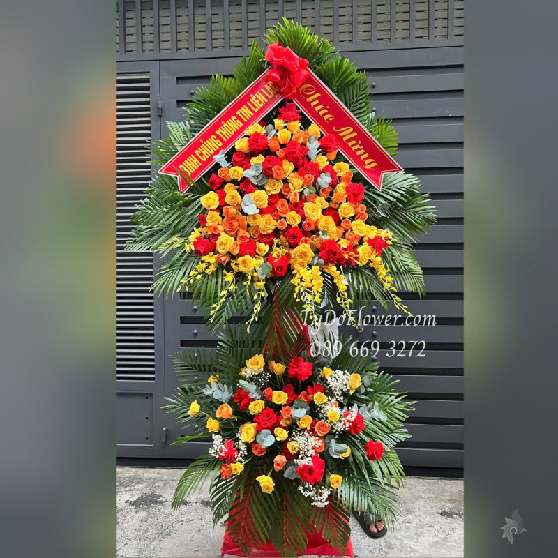 KCM0525357 KỆ HOA CHÚC MỪNG Thiết kế gam màu đỏ cam vàng, chủ đạo Hoa Hồng