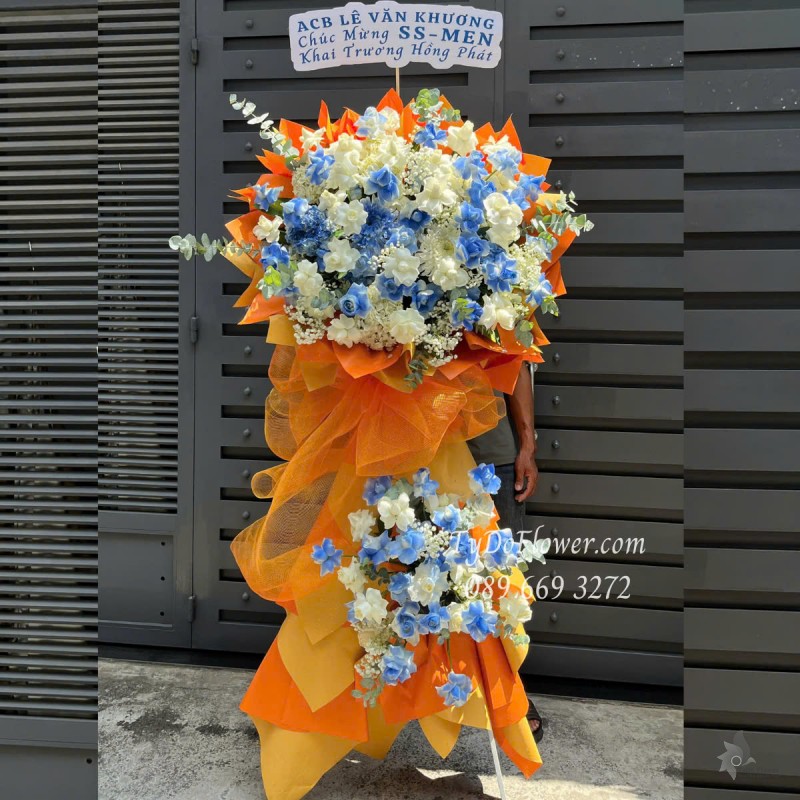 KCM0525359 KỆ HOA CHÚC MỪNG Thiết kế gam màu trắng xanh dương, chủ đạo Hoa Hồng