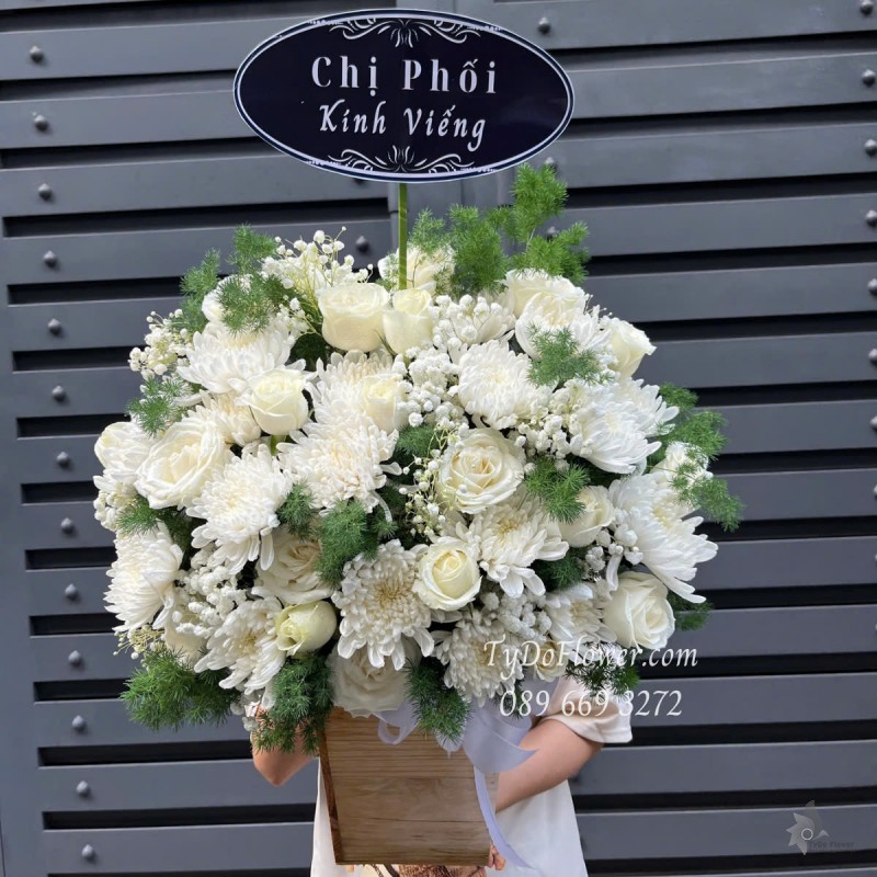 G0525361 GIỎ HOA KÍNH VIẾNG HOA CHIA BUỒN Thiết kế gam màu trắng, Hoa Hồng, Hoa Cúc
