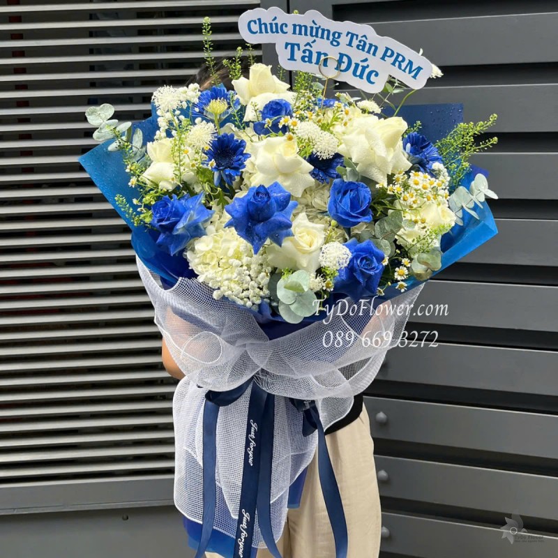 B0525371 BÓ HOA CHÚC MỪNG Thiết kế gam màu trắng xanh dương, chủ đạo Hoa Hồng