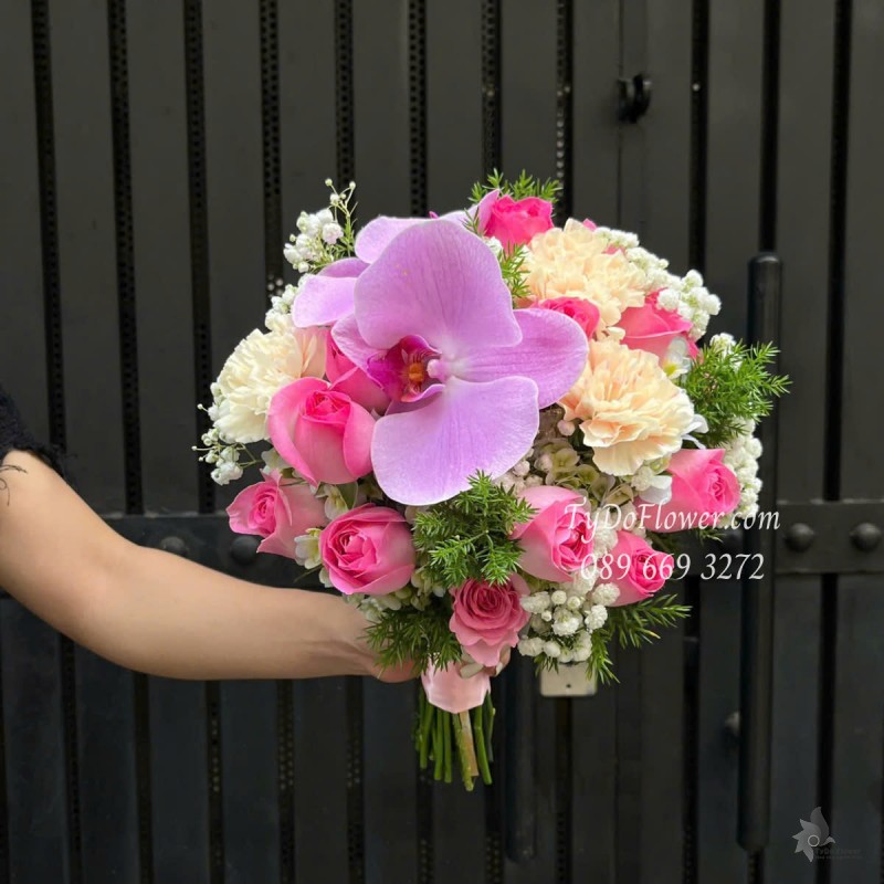B0525374 BÓ HOA CÔ DÂU Hoa Cưới Thiết Kế gam màu hồng