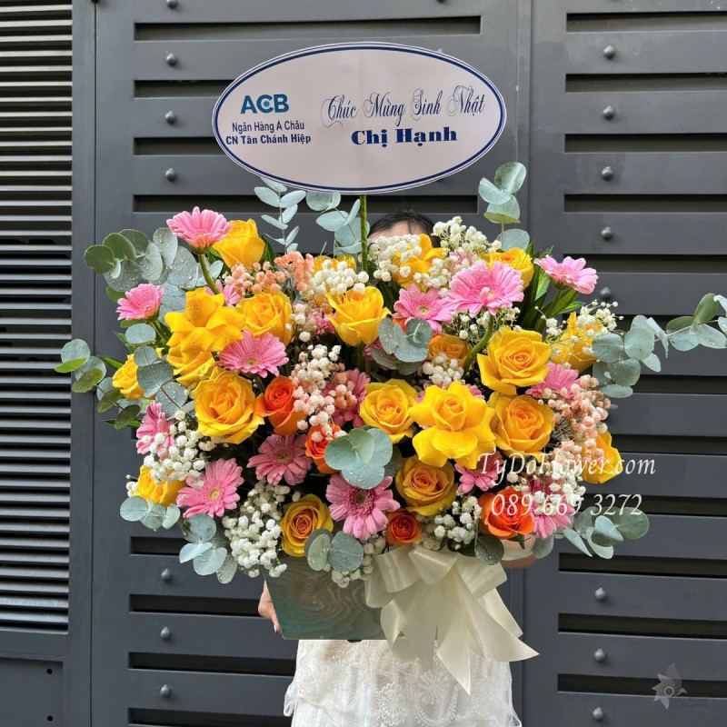 G0525376 GIỎ HOA CHÚC MỪNG SINH NHẬT Thiết kế gam màu vàng, Hoa Hồng Vàng Gold, Đồng Tiền Mini hồng