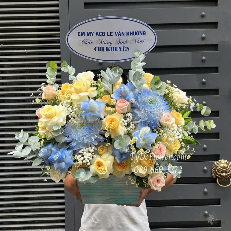 G0525377 GIỎ HOA CHÚC MỪNG SINH NHẬT Thiết kế gam màu vàng xanh dương, Hoa Hồng Vàng Victor, Hoa Cúc Xanh