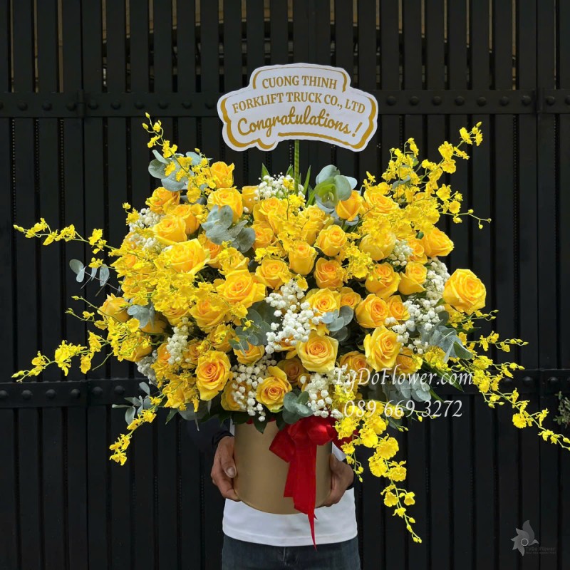 G0525378 GIỎ HOA CHÚC MỪNG Thiết kế gam màu vàng, Hoa Hồng Vàng Gold, Hoa Lan Vũ Nữ