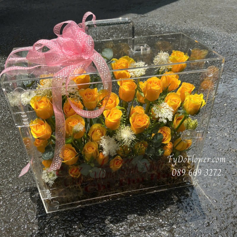 G0525383 GIỎ HỘP HOA MICA CAO CẤP HOA CHÚC MỪNG Thiết kế Hoa Hồng Vàng Gold, Thúy Châu