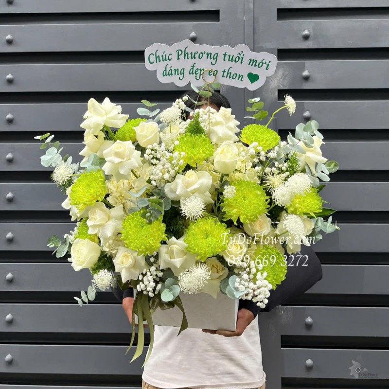 G0525384 GIỎ HOA CHÚC MỪNG Thiết kế gam màu trắng xanh bơ, Hoa Hồng Trắng, Cúc Xanh