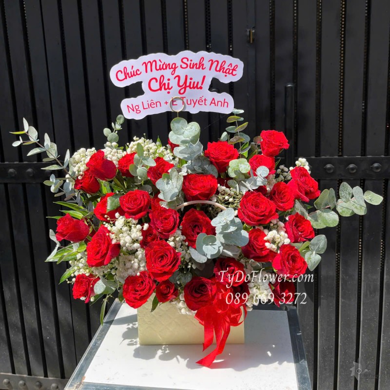 G0525386 GIỎ HOA CHÚC MỪNG SINH NHẬT Thiết kế Hoa Hồng Đỏ Ecuador