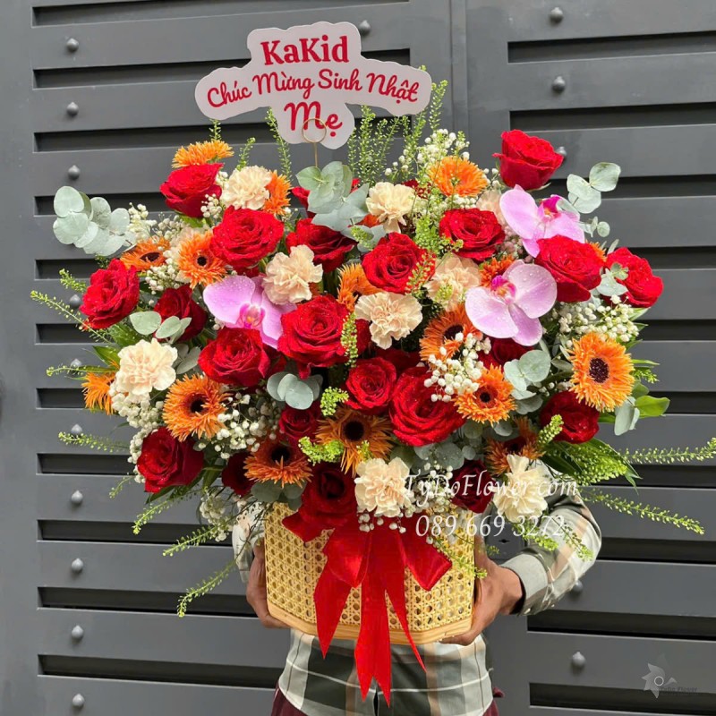 G0525387 GIỎ HOA CHÚC MỪNG SINH NHẬT MẸ Thiết kế Hoa Hồng Đỏ Ecuador, Lan Hồ Điệp, Đồng Tiền Xoăn, Cẩm Chướng